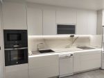 cocina moderna blanca con encimera porcelanica